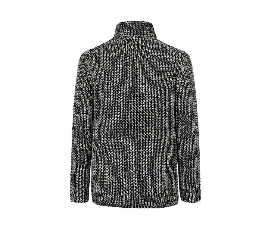 Detailansicht von hinten eines Grobstrickpullovers mit Rollkragen.