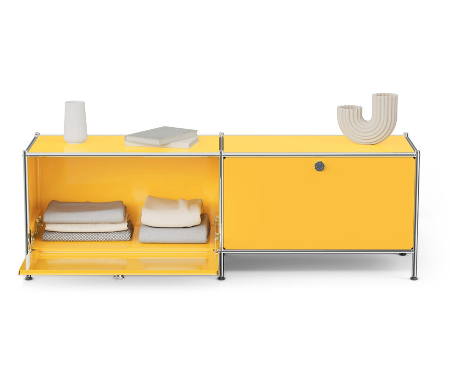 Gelbes Metall-Lowboard »CN3« mit 2 Klappenfächern, Bücher und Vase.