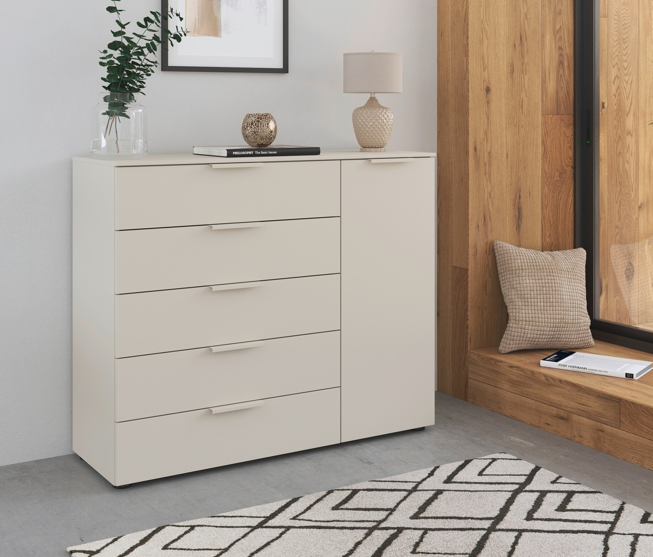 Beige Kommode mit fünf Schubladen und einem Schrank im Wohnzimmer.