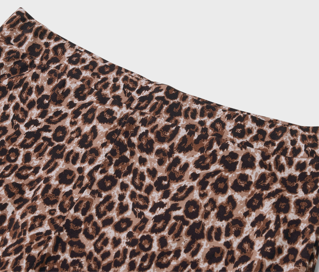 Detail einer braunen Leggings mit Tiermuster.