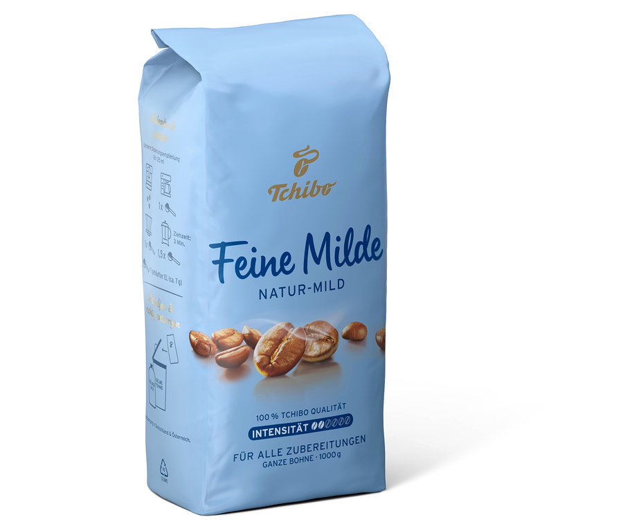 Hellblaue Packung Tchibo Feine Milde Kaffee mit Kaffeebohnen.
