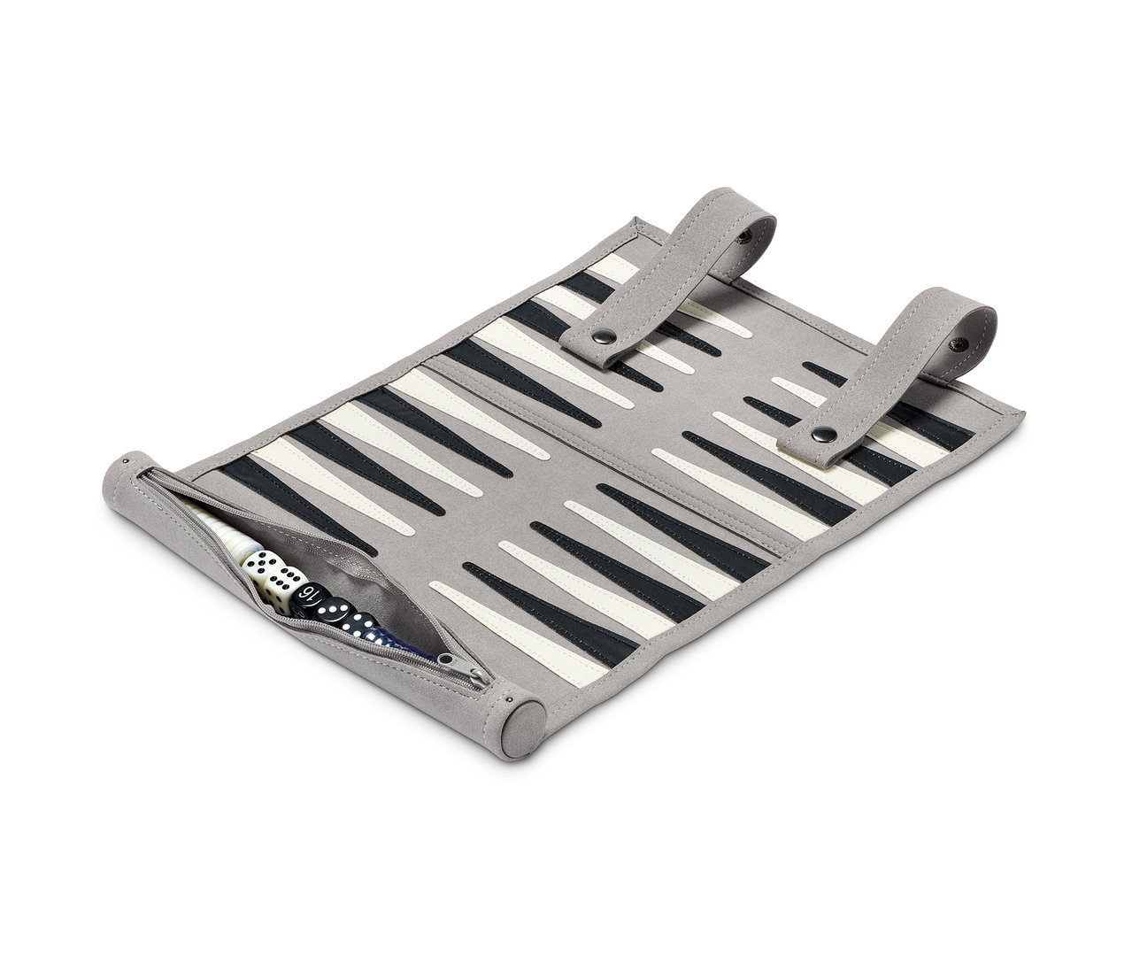 Ein aufrollbares Backgammon-Spiel in Grau mit schwarzen und weißen Dreiecken und Würfeln in einer Tasche.