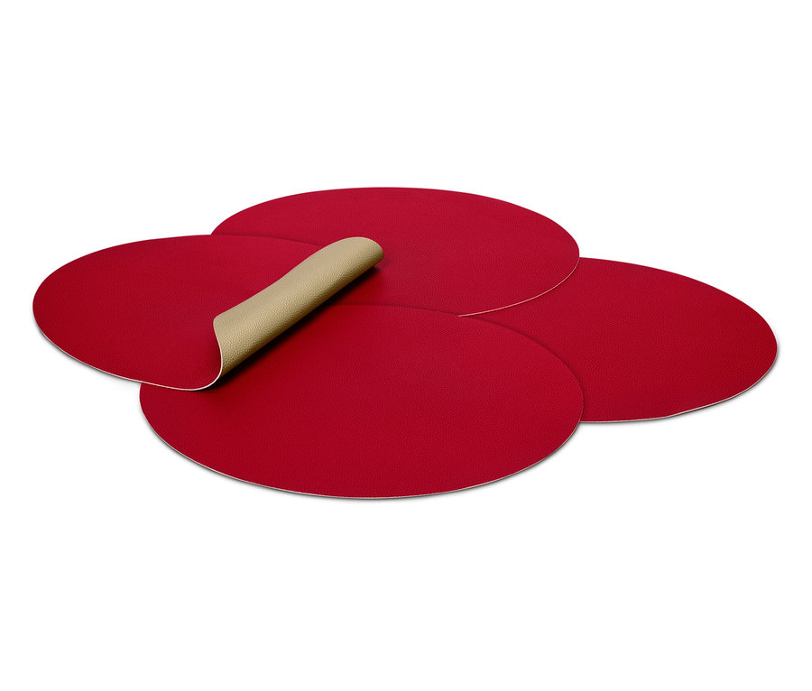 Vier rote Tischsets, eines davon ist umgedreht und zeigt die beige Unterseite.