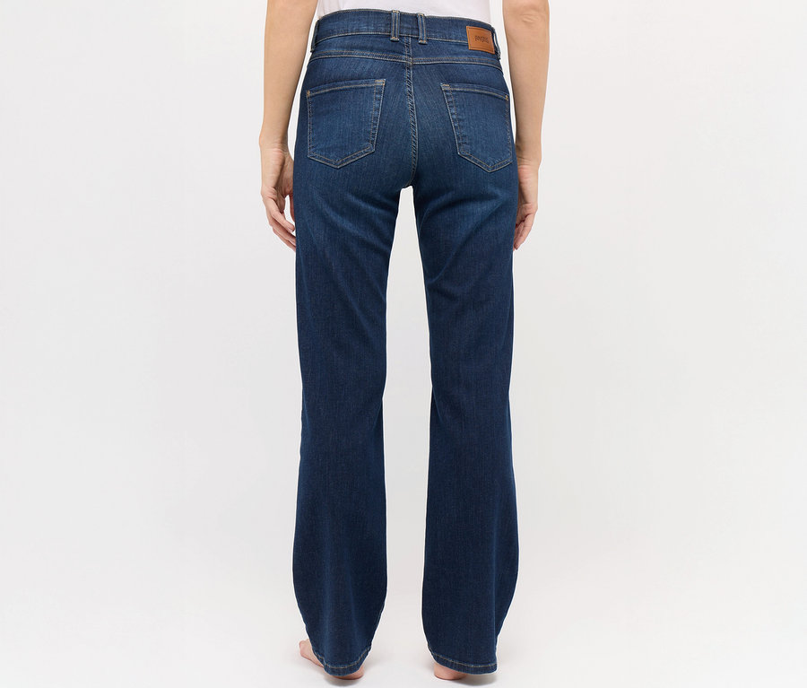 Rückansicht einer Frau in dunkelblauen Angels Jeans »Lara« Straight Fit.