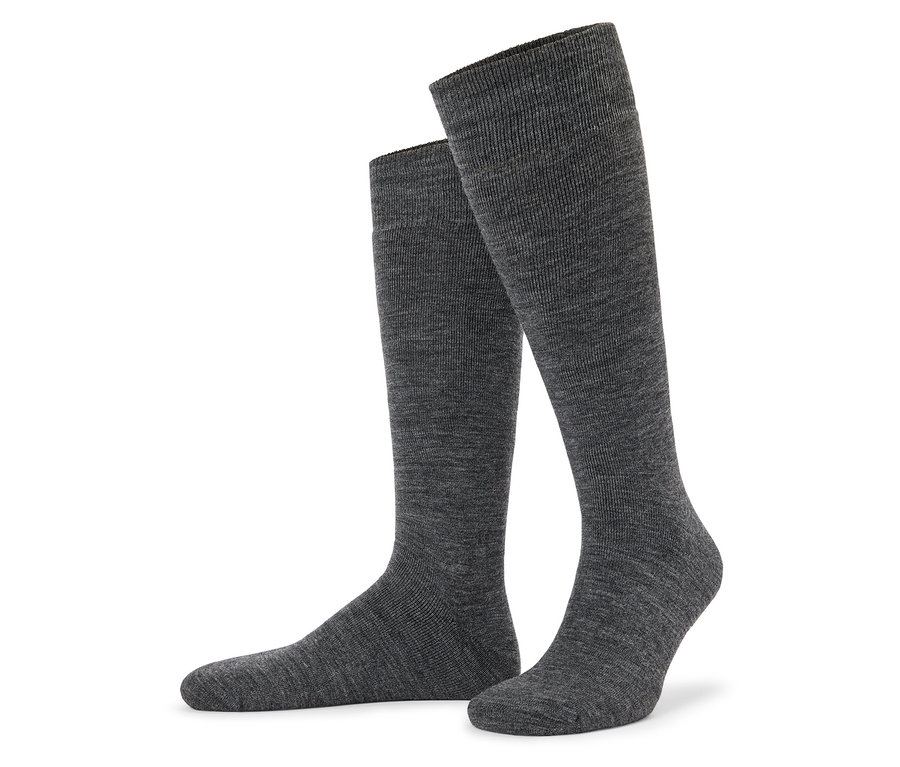 Zwei graue Kniestrümpfe auf weißem Hintergrund.