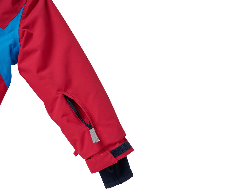 Detail einer rot-blauen Jacke mit Ärmeltasche.