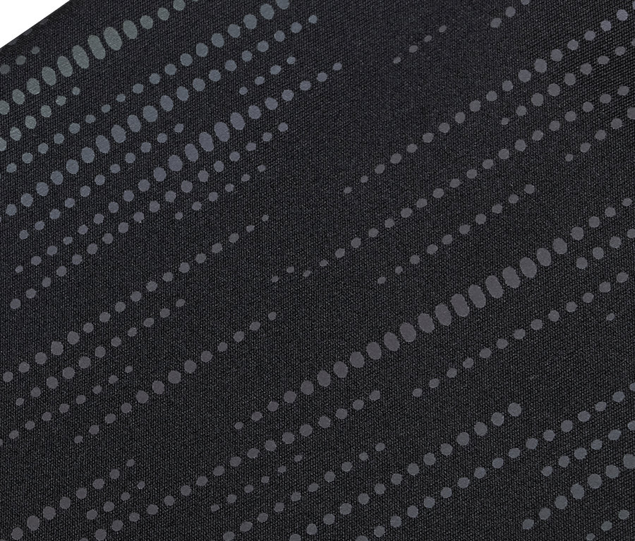 Detailaufnahme eines schwarzen Stoffes mit diagonalen Streifen grauer Punkte.