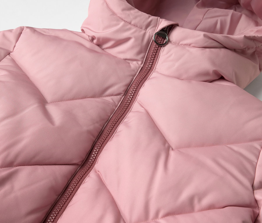Nahaufnahme eines rosa Kinder-Thermomantels mit Kapuze und Reißverschluss.