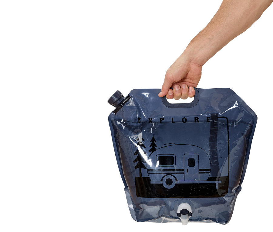 Eine Hand hält einen blauen Wasserbeutel mit dem Aufdruck "Explore" und einem Wohnwagen.