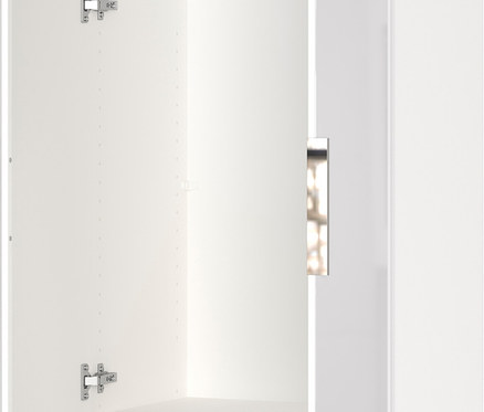 Offener, weißer Kleiderschrank mit mehreren Einlegeböden und einer Kleiderstange.