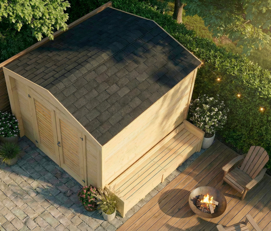 Draufsicht auf ein hölzernes Gartenhaus mit schwarzem Ziegeldach, umgeben von Grünpflanzen und einem brennenden Feuerkorb.