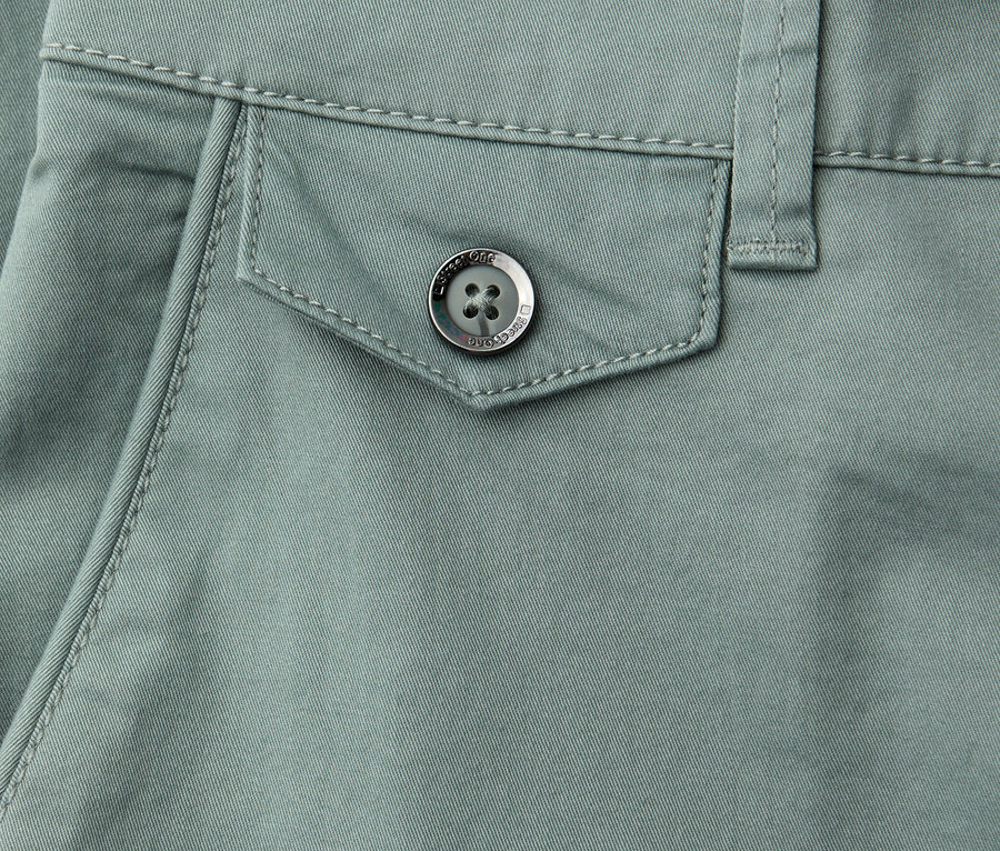 Nahaufnahme der Street One Chino in Mint mit Knopfdetail an der Tasche.