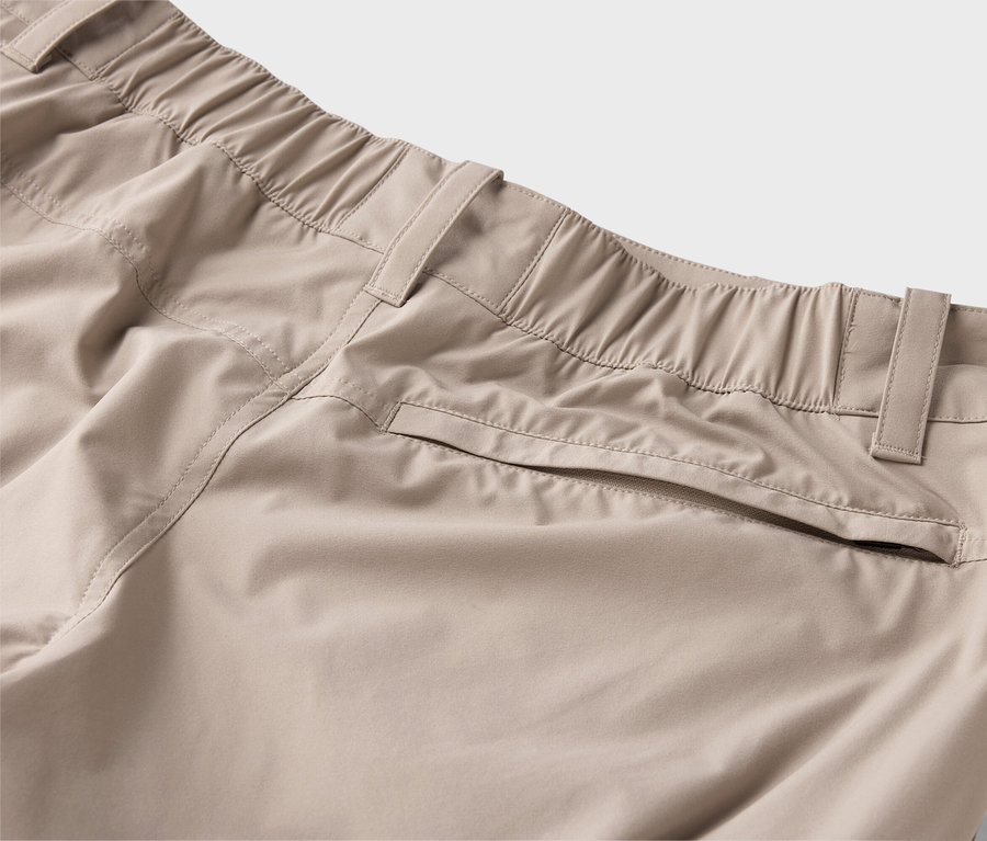 Nahaufnahme von beigen Hosen mit elastischem Bund und Taschen.