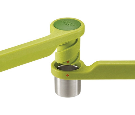 Nahaufnahme einer grünen Knoblauchpresse von Joseph Joseph.