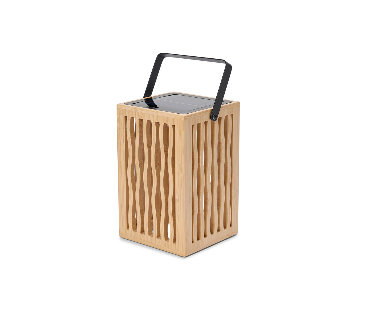 Eine quadratische Laterne aus hellem Holz mit einem schwarzen Griff oben und einem Solarpanel oben drauf.