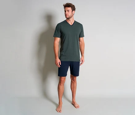 Mann steht barfuß in grünem Tom Tailor Shorty-Pyjama-Set »Nevada«.