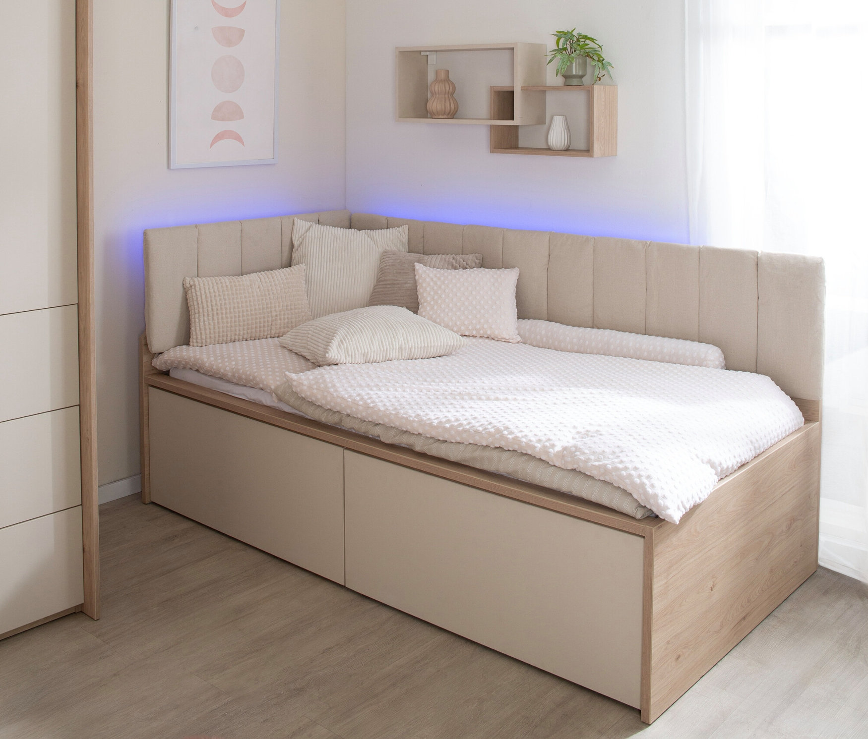 Beiges Roba Jugendbett »Louisa«, 90 x 200 cm mit vielen Kissen und weißer Decke im hellen Raum.