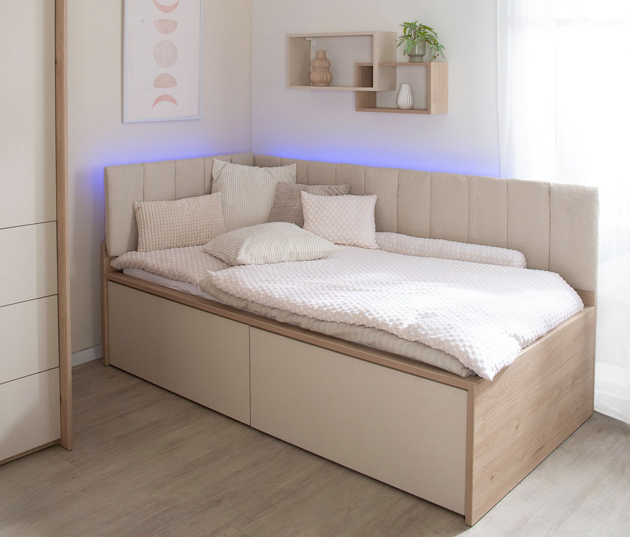 Beiges Roba Jugendbett »Louisa«, 90 x 200 cm mit vielen Kissen und weißer Decke im hellen Raum.