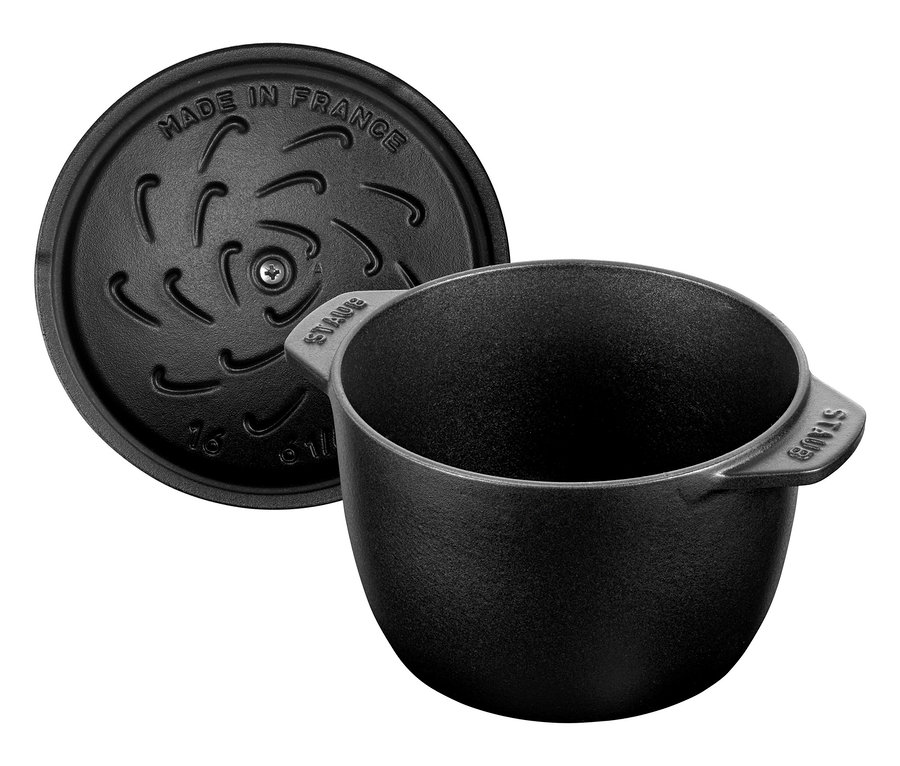 Schwarze, runde STAUB Reis-Cocotte mit 16 cm Durchmesser, mit Deckel daneben.