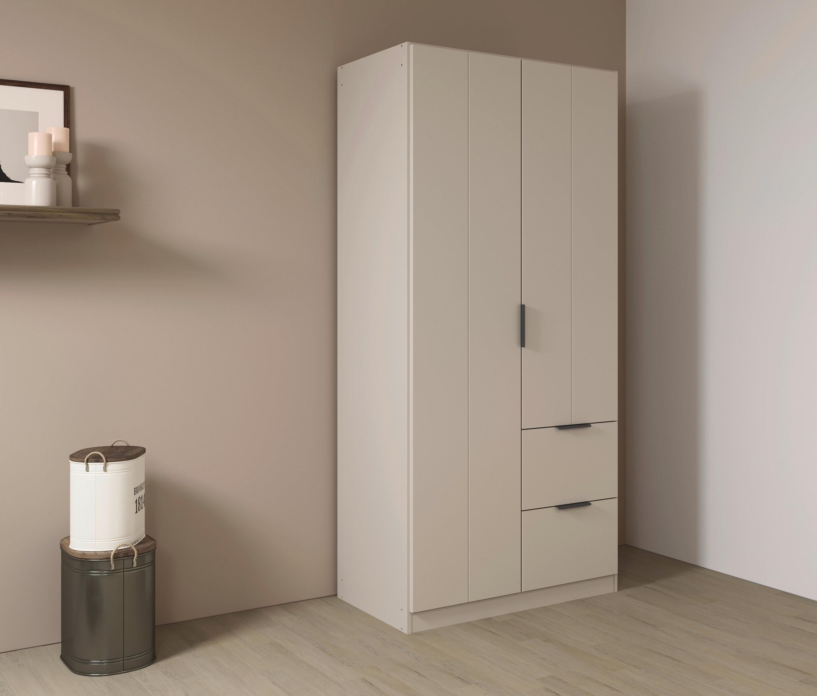 Beiger Kleiderschrank mit zwei Schubladen steht auf Holzboden. An der Wand hängen ein Regal und zwei dekorative Behälter.