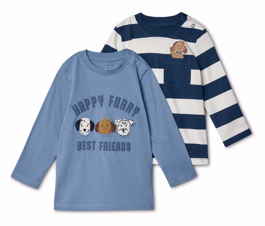 Zwei langärmlige Kinder-T-Shirts liegen übereinander. Das blaue Shirt hat einen Hunde-Print, das gestreifte Shirt eine Tasche mit Hund.