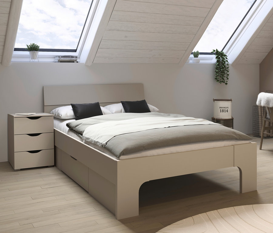 Bett, Nachttisch und 3-türiger Kleiderschrank aus dem rauch Set »Frieda« in beige/champagner im Raum.