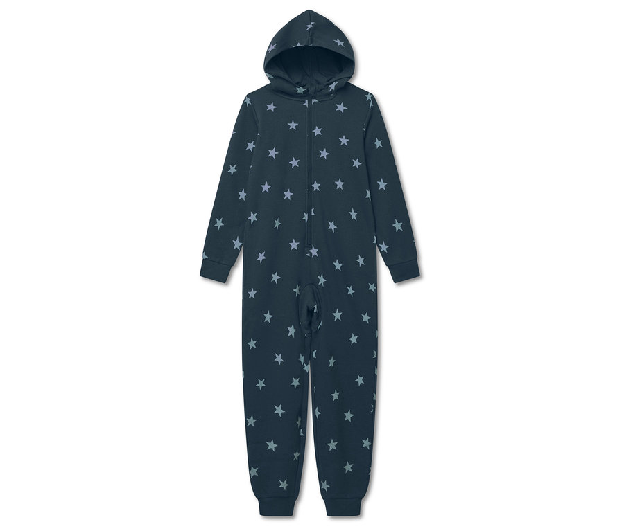 Ein marineblauer, sternförmiger Schlafanzug mit Kapuze liegt auf einem weißen Hintergrund.