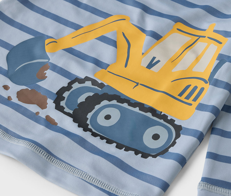 Hellblau gestreiftes Hemd mit gelbem Baggeraufdruck.