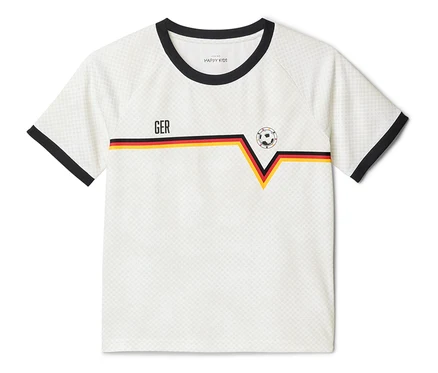 Weißes T-Shirt mit schwarzen Ärmeln und Kragen, sowie einem horizontalen Streifen in den Farben Schwarz, Rot und Gold mit dem Aufdruck "GER" und einem Fußball.