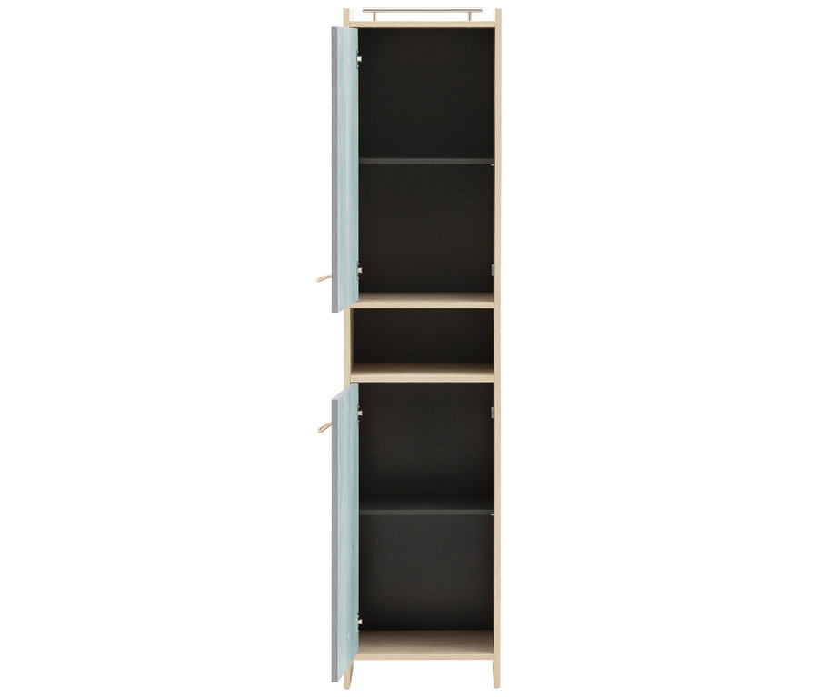 Geöffneter, schmaler »Sonderby« Hochschrank in Nordic Blue Oak mit Regalböden und zwei Fächern.