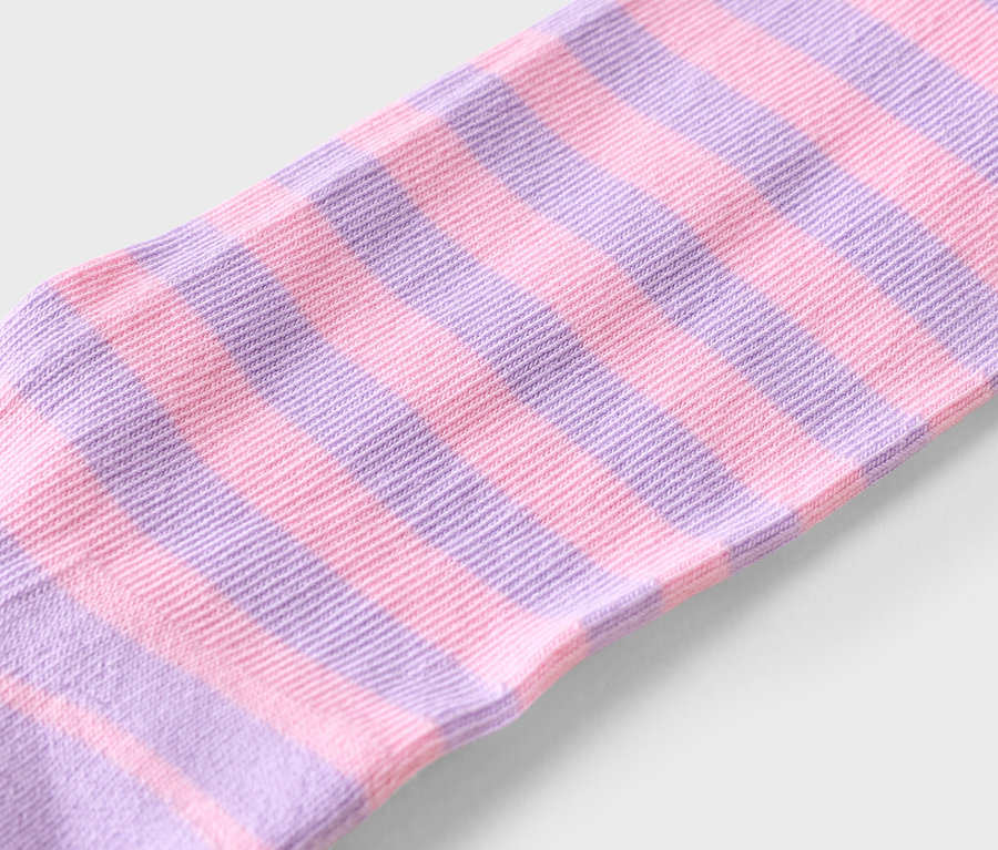 Nahaufnahme einer Socke mit horizontalen Streifen in Rosa und Lila.