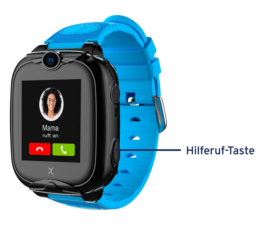 Nahaufnahme der blauen Kinderuhr Xplora XGO2 mit schwarzem Zifferblatt, auf dem ein eingehender Anruf von "Mama" angezeigt wird.