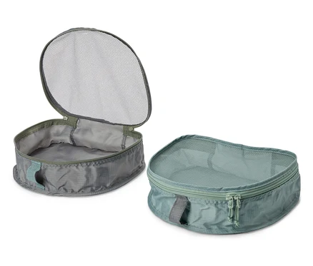 Zwei graue Packwürfel, einer offen mit Netzoberteil und einer geschlossen mit Reißverschluss.