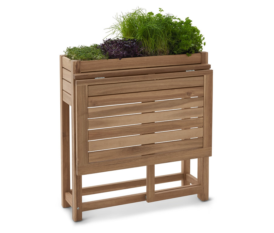 Hochbeet aus Holz mit verschiedenen Kräutern.