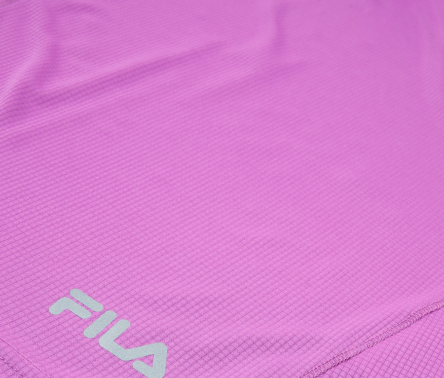 Nahaufnahme eines lila Fila-Sportoberteils mit einem sich wiederholenden quadratischen Muster.