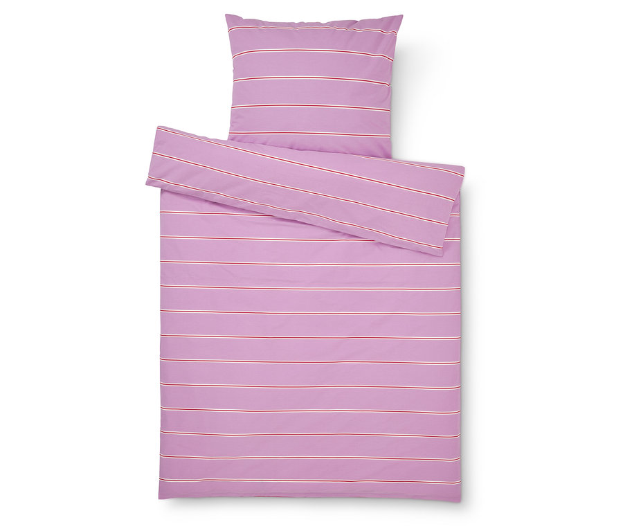 Lila Bettwäsche mit Streifenmuster, bestehend aus einem Kissenbezug und einem Bettbezug.