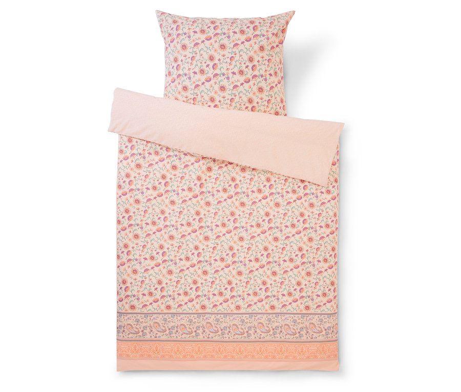 Blumenmuster-Bettwäschegarnitur mit einem Kopfkissenbezug und einer Bettdecke, beide mit rosa Blumenmuster und einer einfarbigen rosa Oberseite.