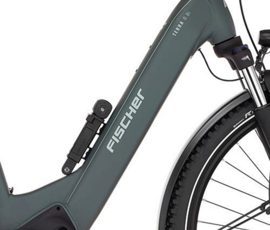 Detailansicht eines grauen FISCHER ATB E-Bike TERRA 6.8i ULTIMATE, mit Fokus auf Rahmen und Vorderreifen.