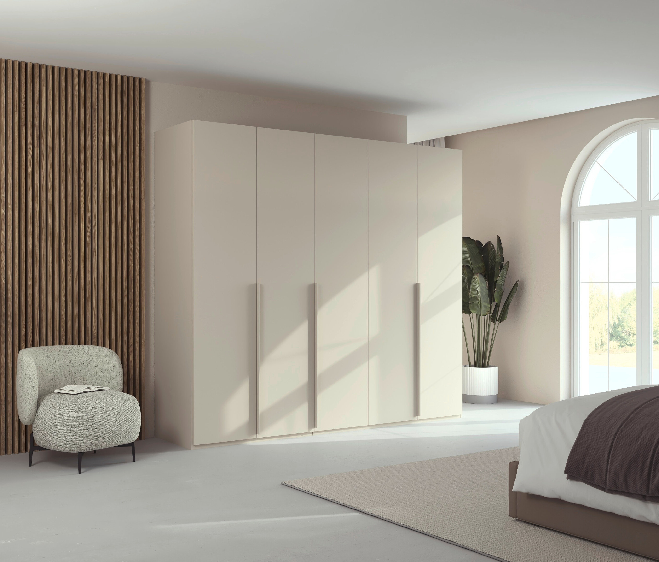 Schlafzimmer mit beigem Kleiderschrank, Sessel mit Buch, Zimmerpflanze und Bett neben einem Bogenfenster.