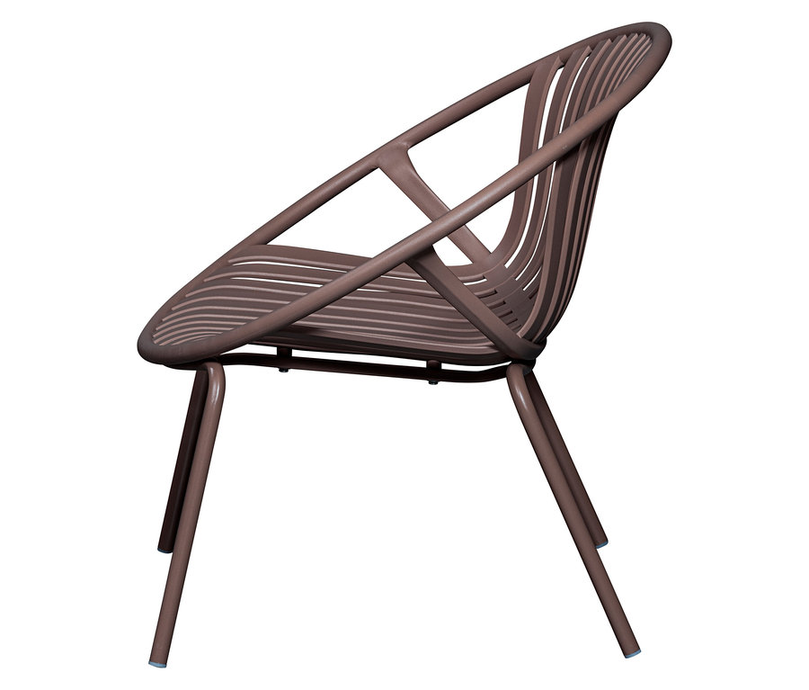 Brauner WOOOD Lounge Sessel mit Hocker, seitlich auf weißem Grund.