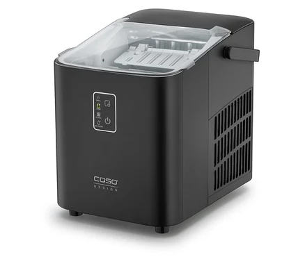 Schwarzer IceChef Compact Eiswürfelbereiter mit transparentem Deckel und Bedienfeld auf weißem Grund.
