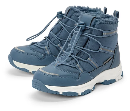 Ein Paar blaue, knöchelhohe Winterstiefel mit weißen Sohlen und Schnürsenkeln stehen nebeneinander vor einem weißen Hintergrund.