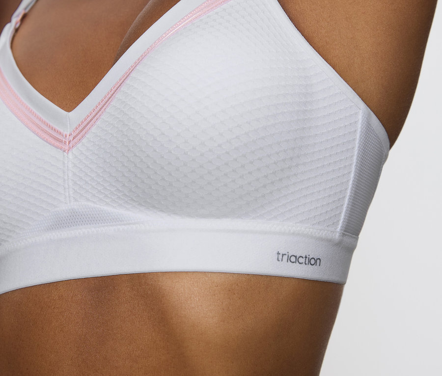Nahaufnahme einer Frau, die einen weißen Triaction-Sport-BH trägt.