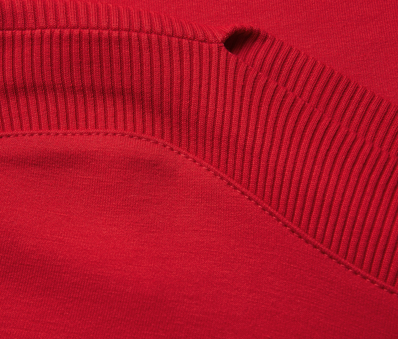 Nahaufnahme eines roten Street One T-Shirts mit Rippdetails.