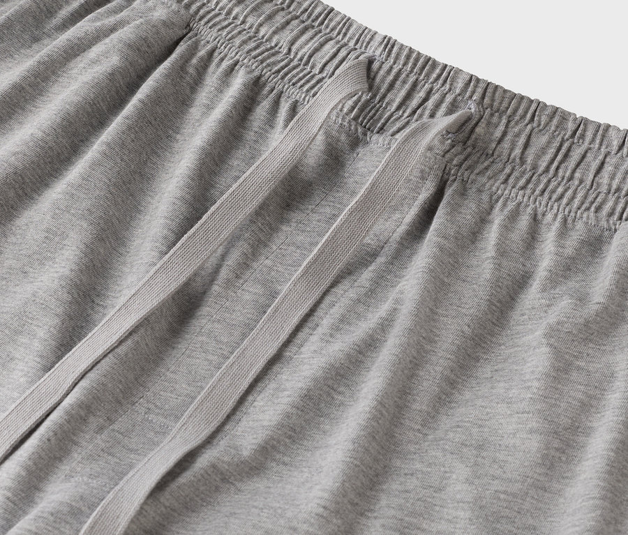 Nahaufnahme einer grauen Jogginghose mit Kordelzug.