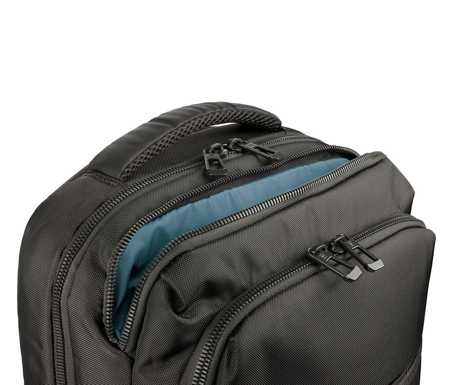 Nahaufnahme eines schwarzen Rucksacks mit blauem Innenfutter, dessen Reißverschluss teilweise geöffnet ist.