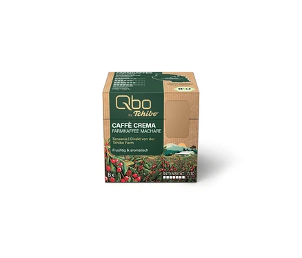 Eine braun-grüne Verpackung für Qbo Caffè Crema FARMKAFFEE MACHARE Kaffeekapseln, 8 Stück. Auf der Vorderseite sind Kaffeekirschen abgebildet, daneben steht 'Tansania', 'Fruchtig & aromatisch' und Intensität 7/10.