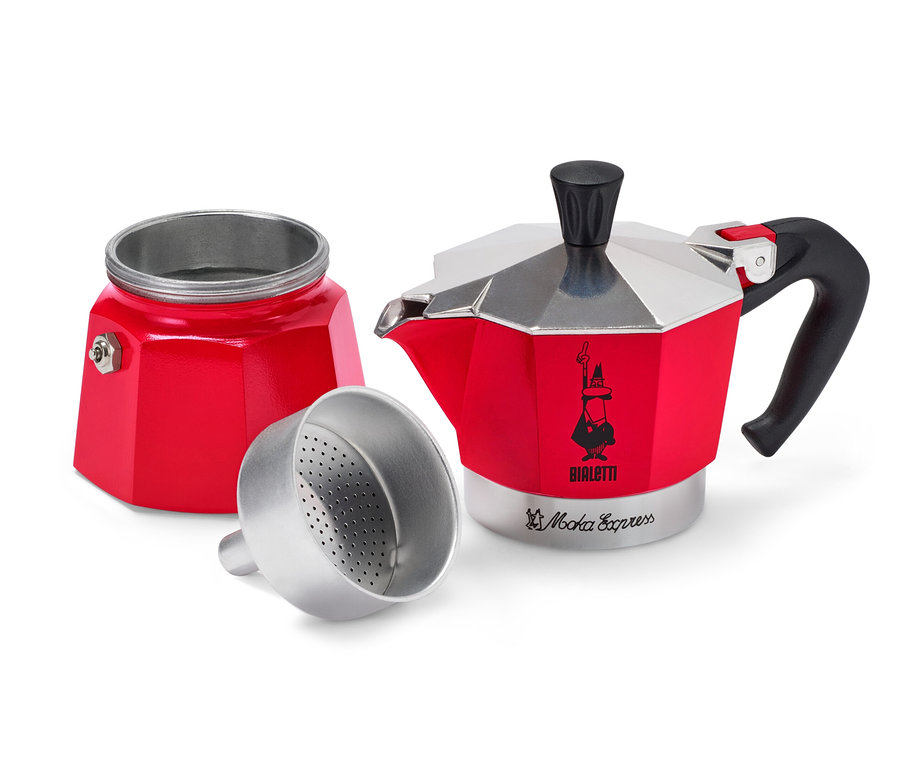 Ein roter Espressokocher von Bialetti steht neben seinen unmontierten Teilen auf einem weißen Hintergrund.