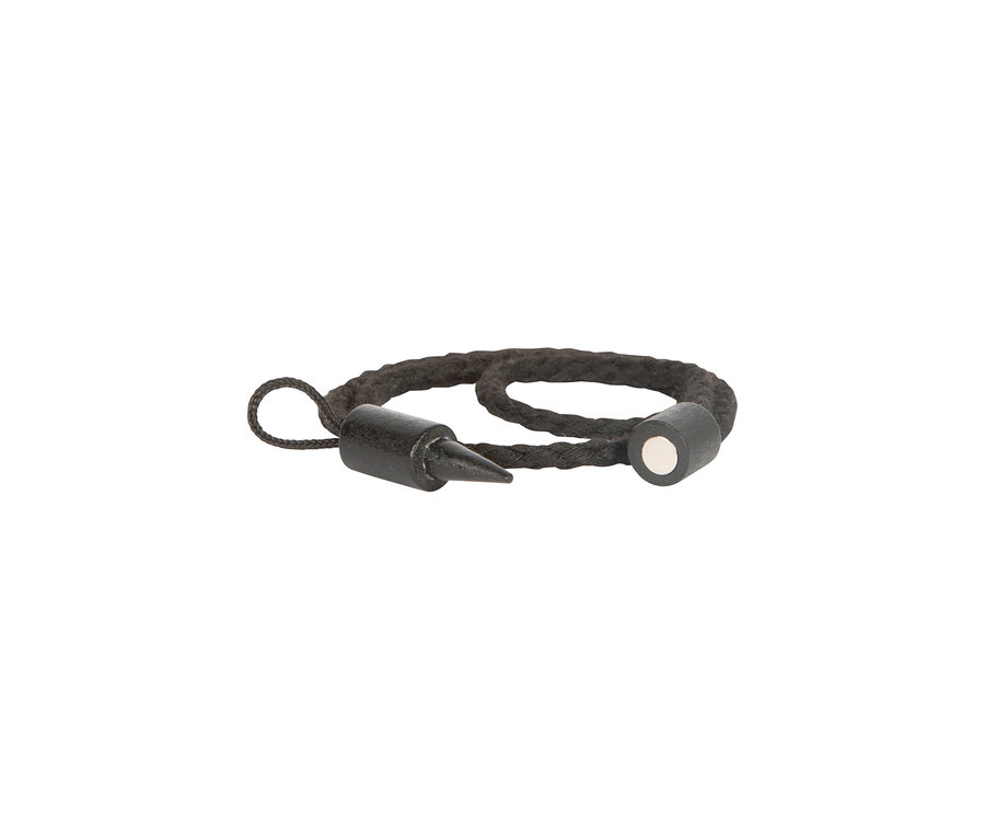 Schwarzes geflochtenes Armband mit Spitze und Magnetverschluss.