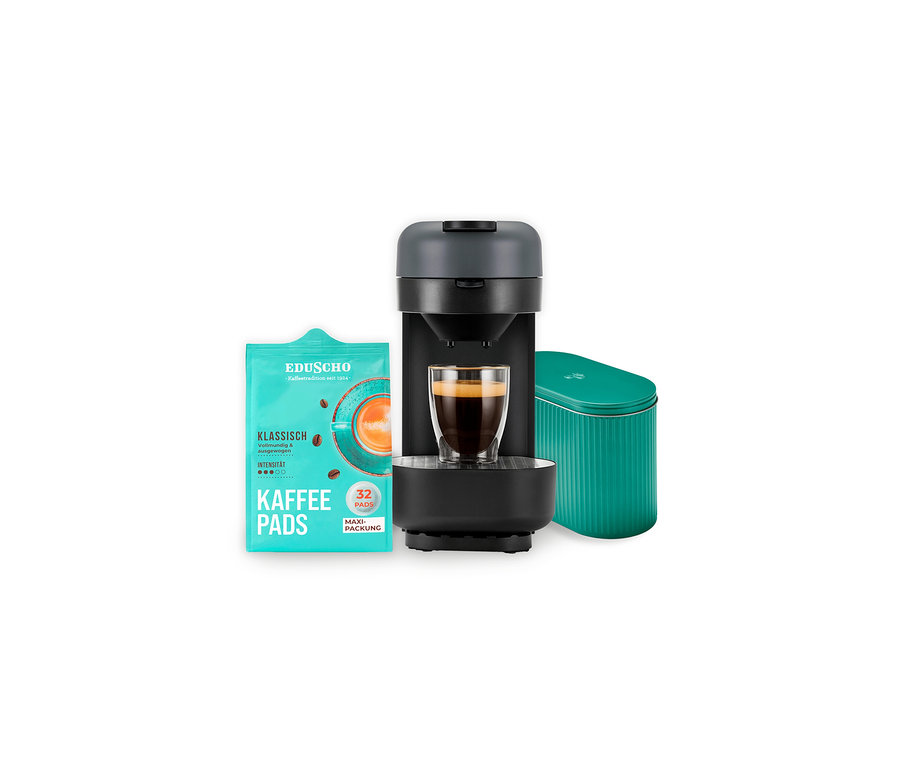 Eine graue Kaffeepadmaschine mit einer Tasse Kaffee, einer Packung Kaffeepads und einer Dose auf einem weißen Hintergrund.